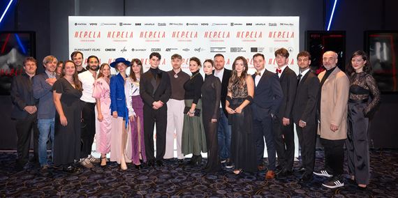 Do kn prichdza prv Nepela. V slovenskej verzii hr hlavn lohu esk herec, v eskej verzii to bude slovensk